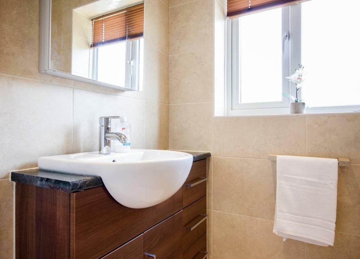 רדינג Spacious House, Sleeps 7 People מראה חיצוני תמונה